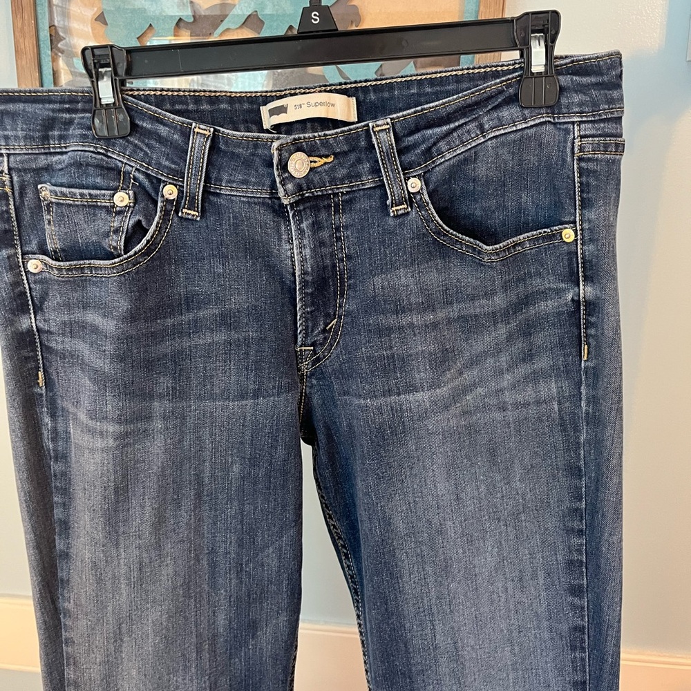 Levi's Women's Classic Straight Leg Denim Jeans - Picture 4 of 5